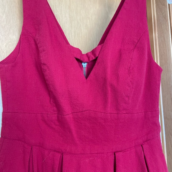 Fun red dress with keyhole - perfect for holiday parties! - Picture 7 of 10